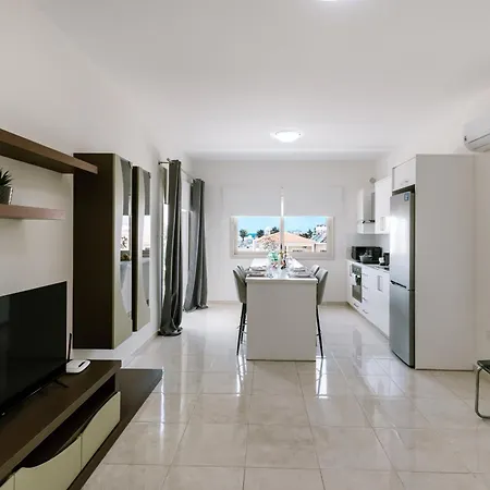 Modern 1 Bedroom Апартаменты Пафос