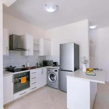 Modern 1 Bedroom דירה פאפוס