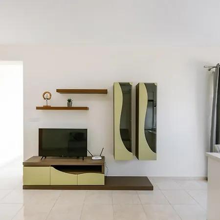 Modern 1 Bedroom Пафос