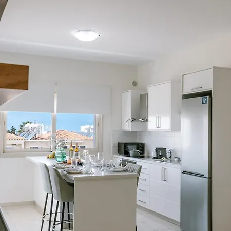Modern 1 Bedroom Пафос